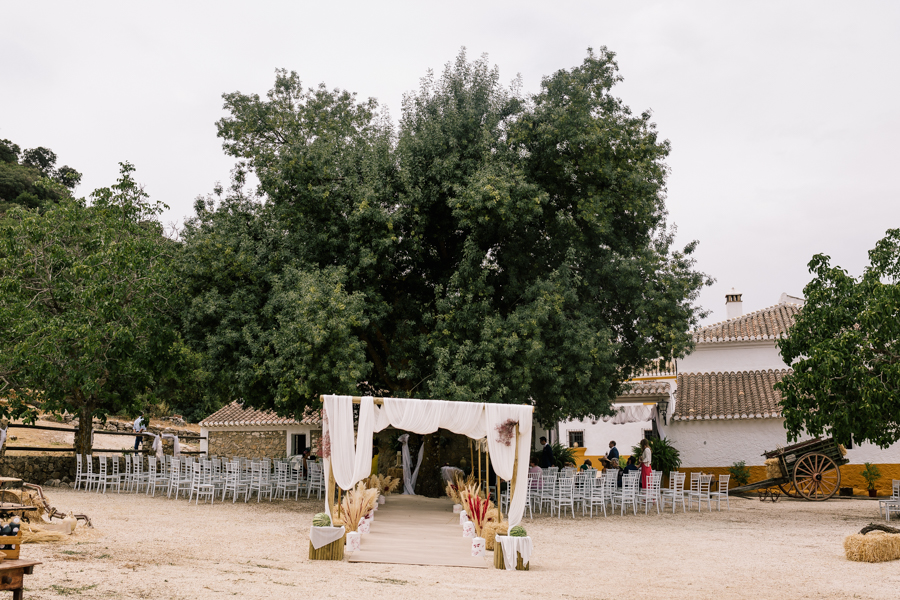 Boda diferente y original fotógrafo de Málaga boda Villanueva del Trabuco con decoración de boda