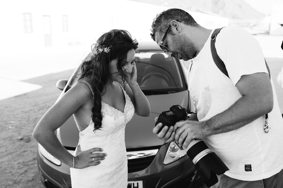 Fotógrafo de granada enseñando el trabajo a la novia