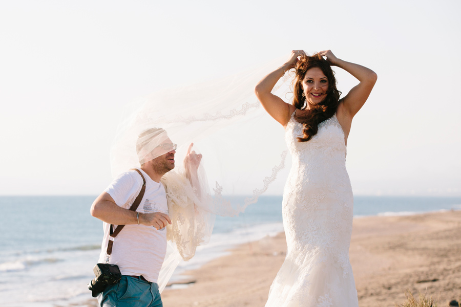 Manuel Puga fotógrafo de bodas en granada y la novia con su velo