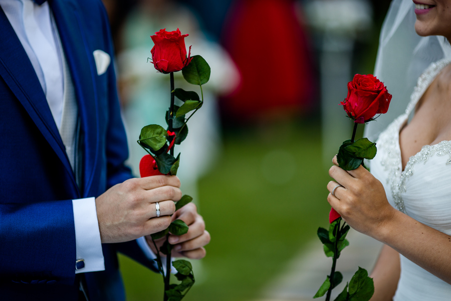 Ritual de la rosa, tipos de ceremonias civiles fotógrafo de boda en Madrid boda en un bosque